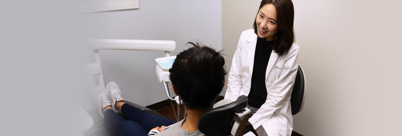 https://172nycdental.com/wp-content/uploads/2020/06/Dr-Sophie-kwon-consulting-patient.jpg